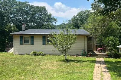 10 Briarcliff Ln