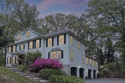 4 Rockwood Ln