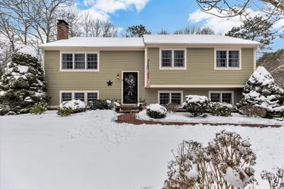 8 Colony Ave