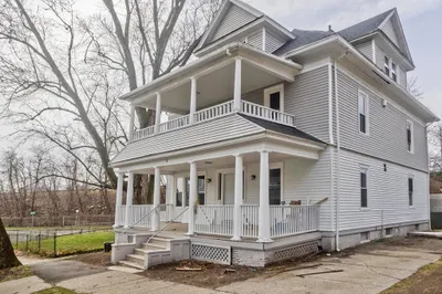 44 Eagle St #2