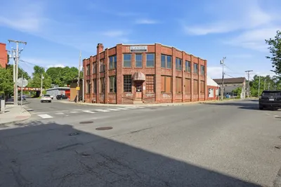 304 Pleasant St 1