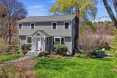 4 Meadowbrook Rd
