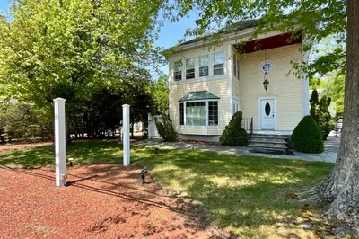 370 Taunton Ave 1