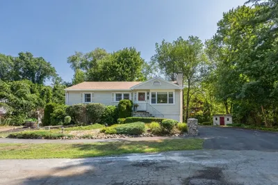 14 Crestwood Ln