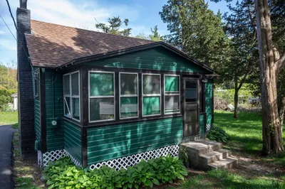 87 Howlands Ln