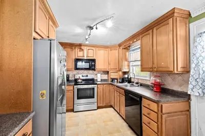 1161 Pleasant St