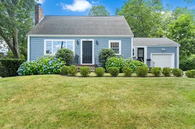 22 Sanderson Ave 1