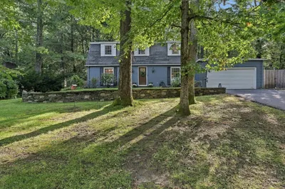 218 Heatherstone Rd 1