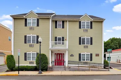 26 N. Main St #4