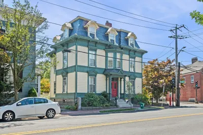 389 Essex St #3 1