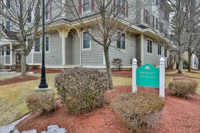 391 Pleasant St #208