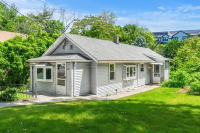 25 Wonderland Ave 1