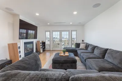 312-320 W 3rd St #204