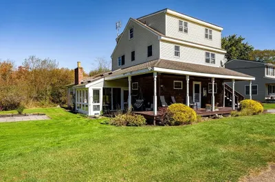 25 Lamoureux Blvd 1