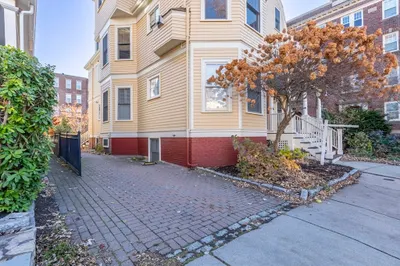 24 Langdon St ##2