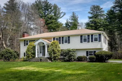 22 Edgewater Dr