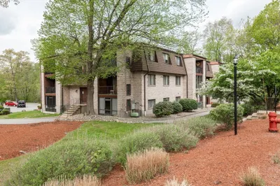 7 Greenbriar Dr #303 1