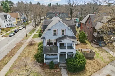 127-129 Pineywoods Ave 1