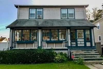 525 Weetamoe St 1