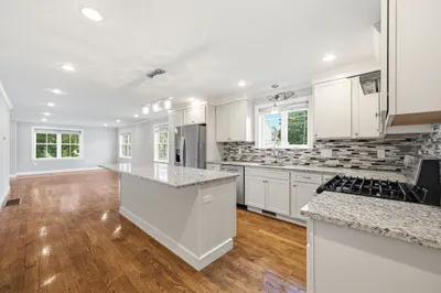 305 Lynn St 1