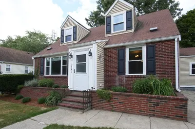 2481 Centre St 1