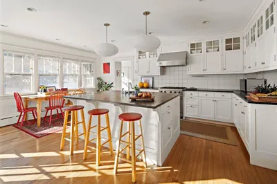 33 Lombard Rd