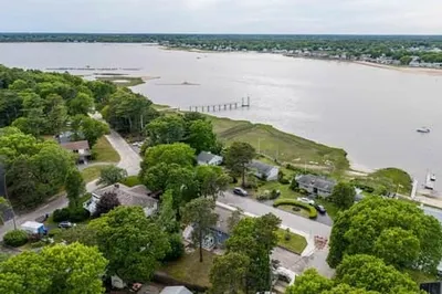 78 Edgewater Dr