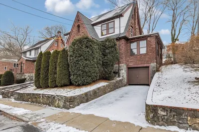 77 Undine Rd