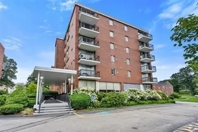 20 Hammond Pond Pkwy #504