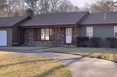 10 Hawes Dr 1