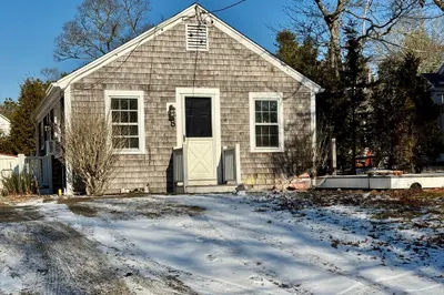 8 Coach House Ln