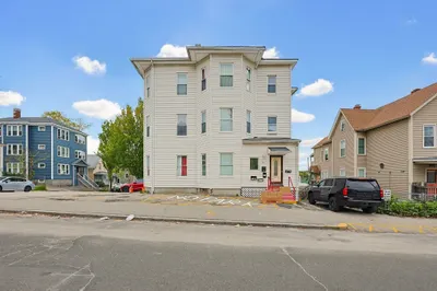 22 Hollywood St #4B 1