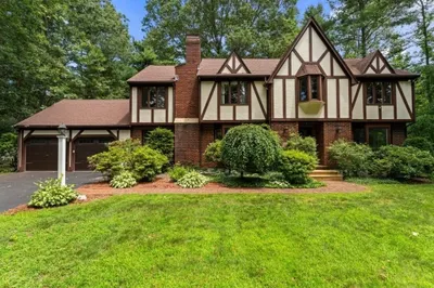 11 Robin Rd
