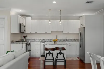 120 W 7th St #403