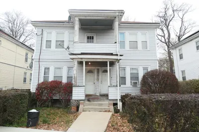 15-17 W Selden St