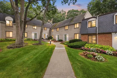 95 Commons Dr #107 1