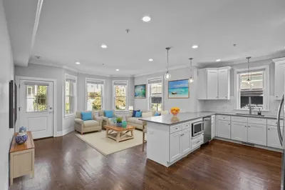 407 Pleasant St #1A