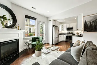 289 W 2nd St #3