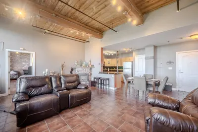 52 Lawrence Dr #M408