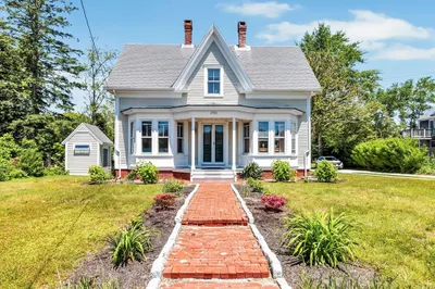 2702 Main St