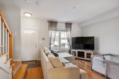 7 Lark Dr #202