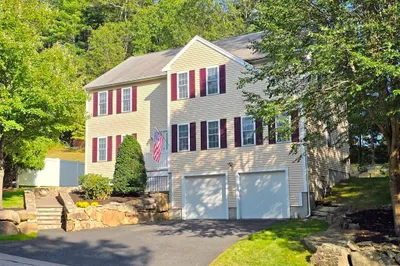 3 Blueberry Hill Ln