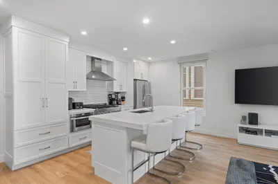 326 W Broadway #6 1