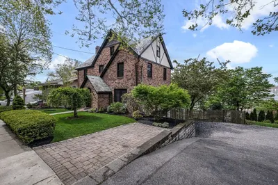 84 Wallis Rd 1