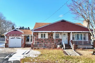 399 John St