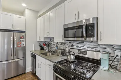 200 W 8th St #1