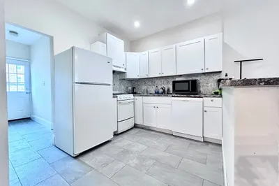 61 Thatcher St #2