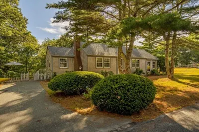 61 Trotters Ln 1
