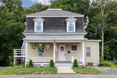 390 Commercial St 1