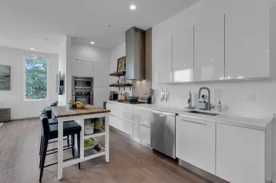 537 E 1st Street #4